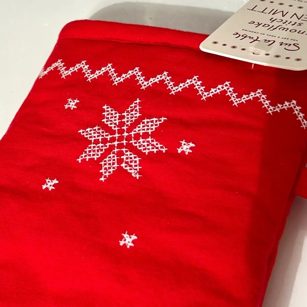Sur La Table Snowflake Stitch Red Oven Mitt NEW with Tags